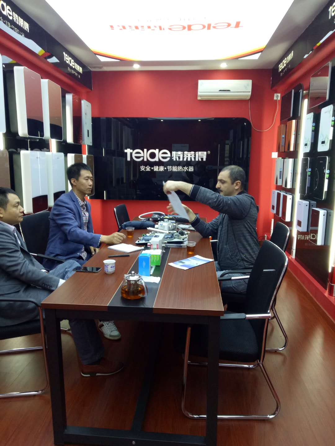 烈歡迎俄羅斯客戶蒞臨我司，恭賀成功簽約！